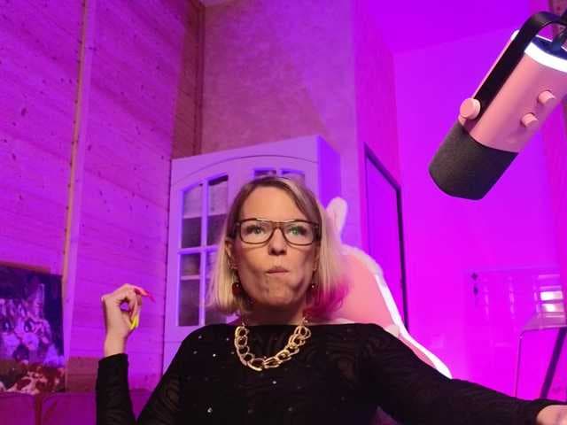 Findom_Lady_Shine live cam