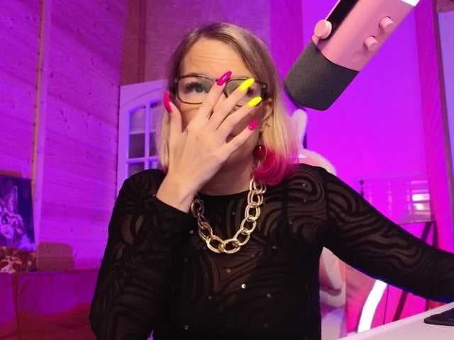 Findom_Lady_Shine live cam