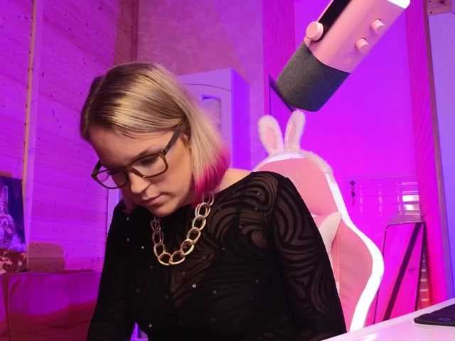 Findom_Lady_Shine live cam