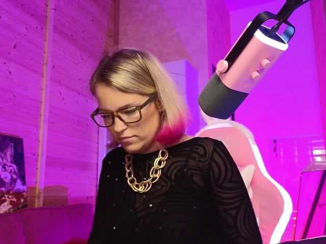 Findom_Lady_Shine live cam