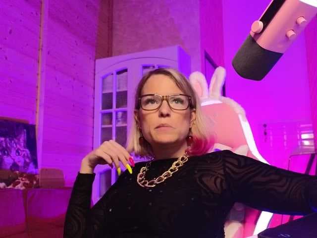 Findom_Lady_Shine live cam