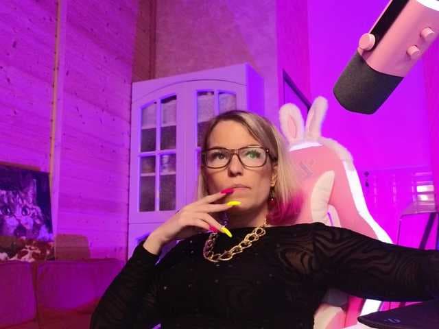 Findom_Lady_Shine live cam