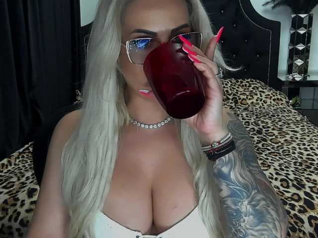 lovelyblondyx live cam