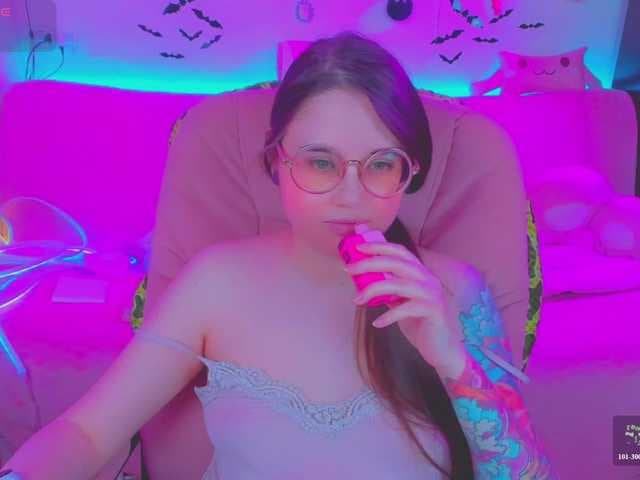 LoliSuccub live cam