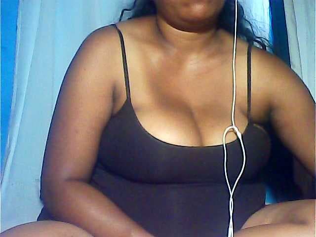 MIRANDAW live cam on BongaCams
