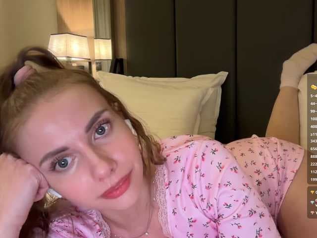 VikkiExtraCheese live cam