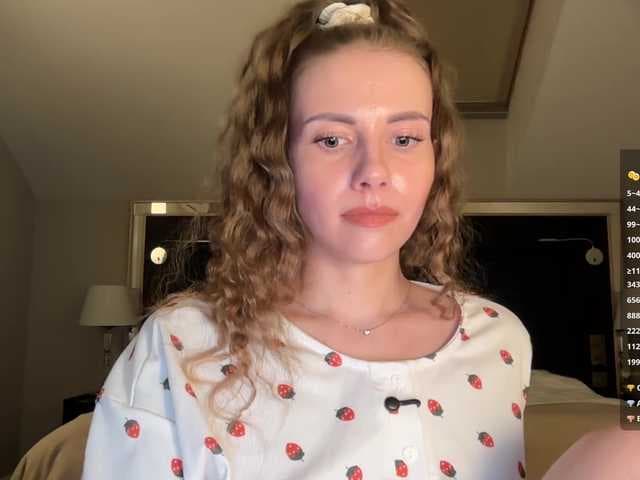 VikkiExtraCheese live cam