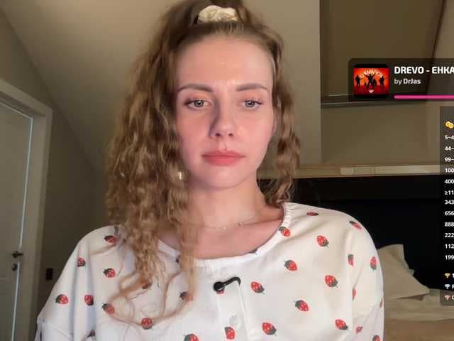 VikkiExtraCheese live cam