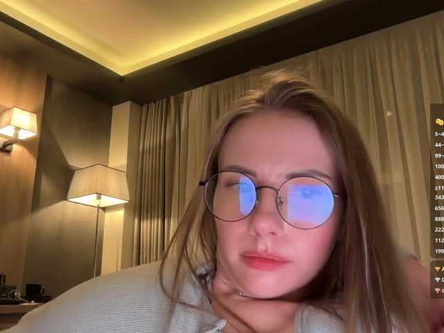 VikkiExtraCheese live cam