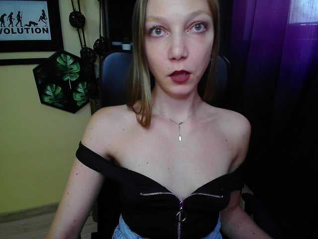 EmillyExtasy live cam