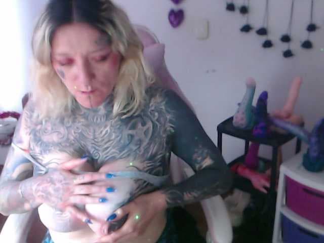 sloppytitss live cam on BongaCams