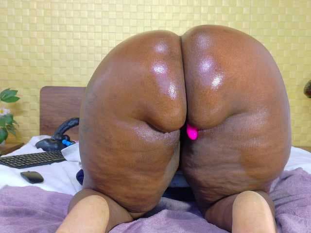 curvynaomhy live cam