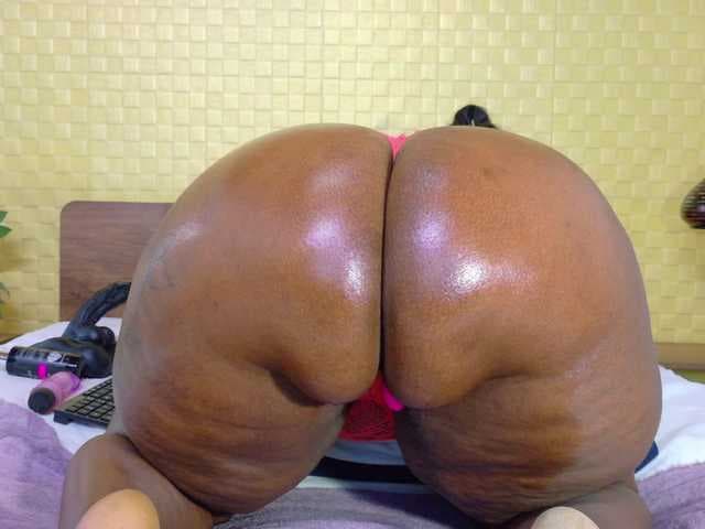 curvynaomhy live cam