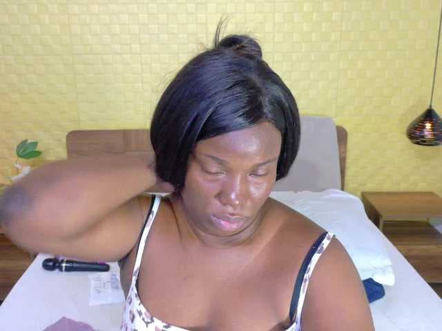 curvynaomhy live cam