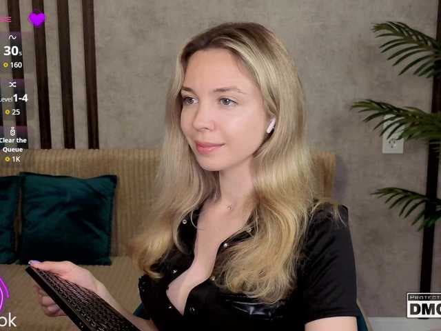 Hollywww live cam
