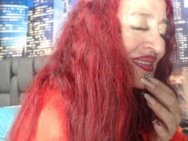 Lucy-mature live cam