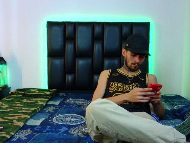 DerekAndRoderick live cam