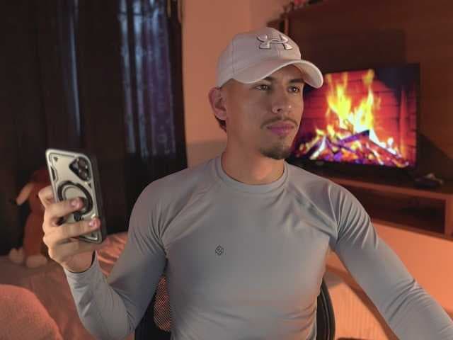 AaronFox live cam