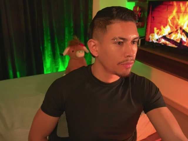 AaronFox live cam