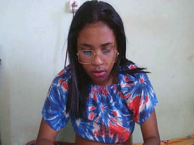 TriciaBella live cam