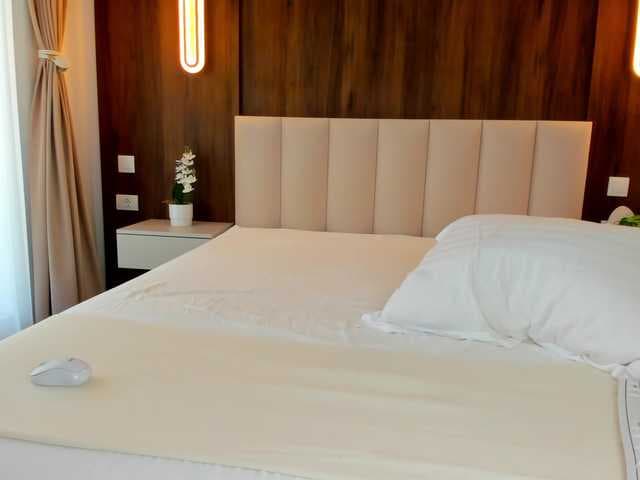 Saradiamond01 live cam