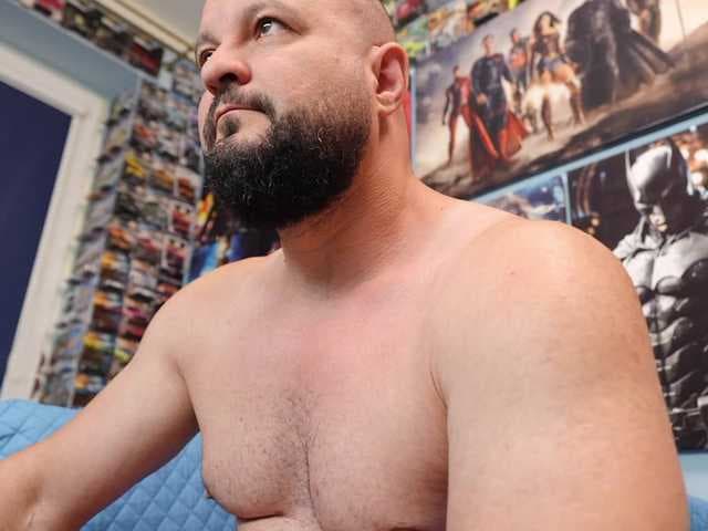 MuscularBear live cam