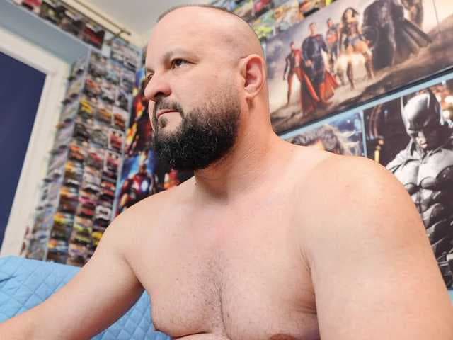 MuscularBear live cam