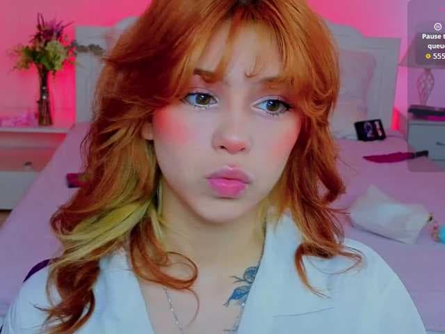 CoralineJones live cam