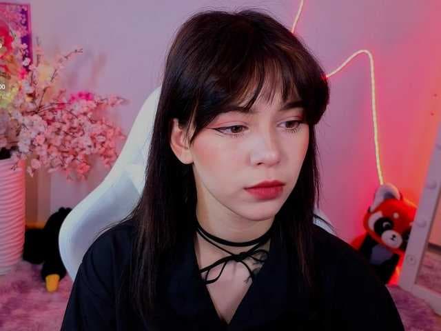 CoralineJones live cam
