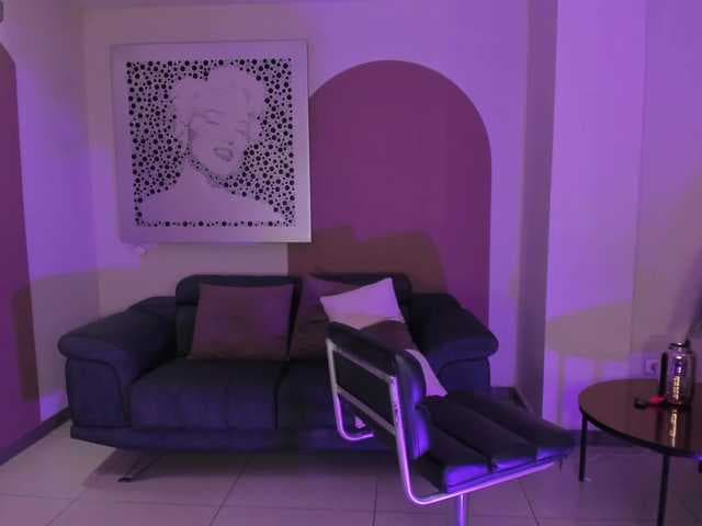 MilaLawrence live cam