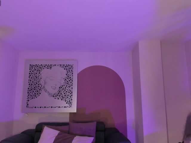 MilaLawrence live cam