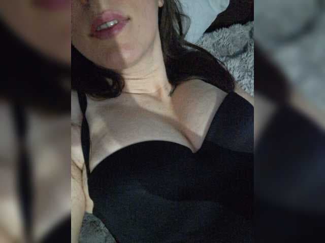 hellshell300 live cam on BongaCams