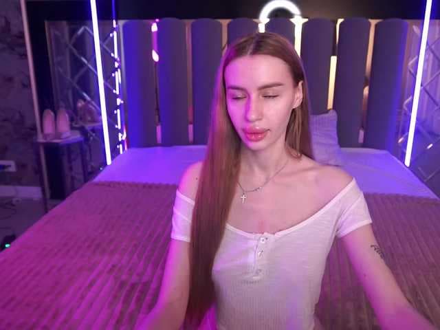 SnowWhiteee live cam