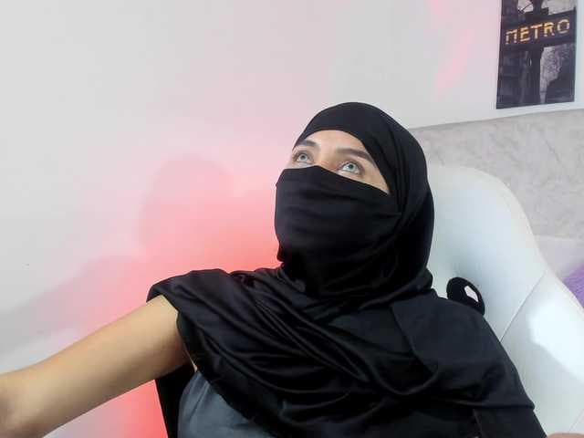 Naomii live cam