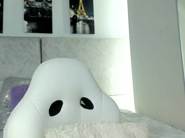 Naomii live cam