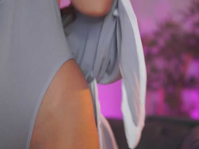 AishaBee live cam