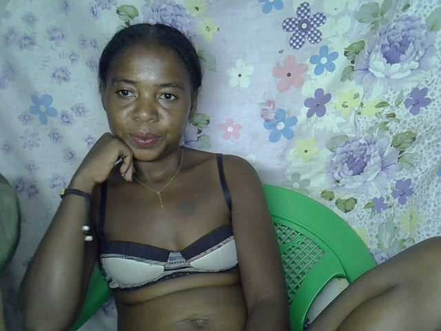 Momeny live cam
