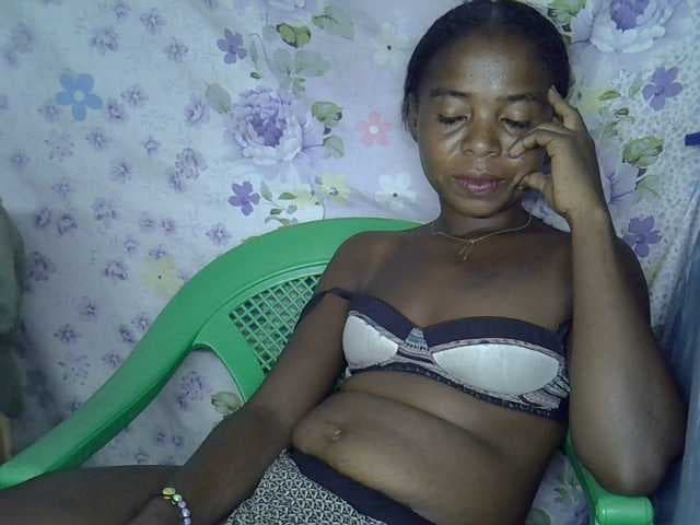 Momeny live cam