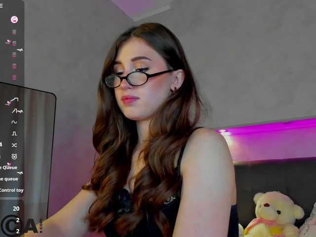 Emily-Lews live cam