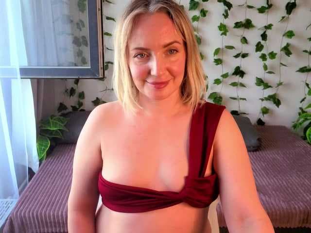 MonikaFoxys live cam