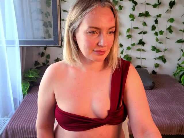MonikaFoxys live cam