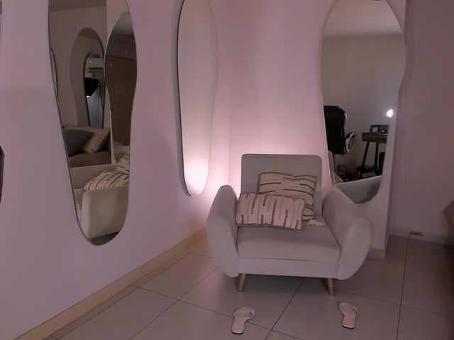 ArianaNova live cam
