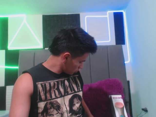 adonislatin19 live cam