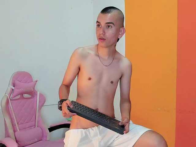 Rowan-Clayy live cam