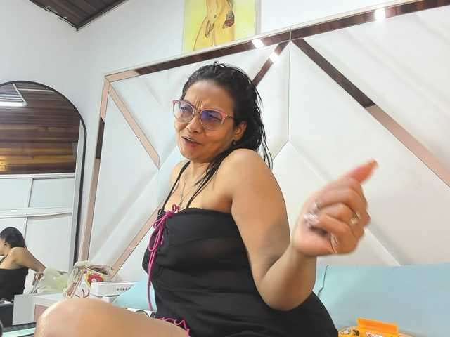 ValeriaGil live cam on BongaCams