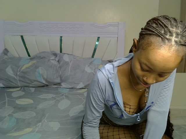PetiteNoir live cam