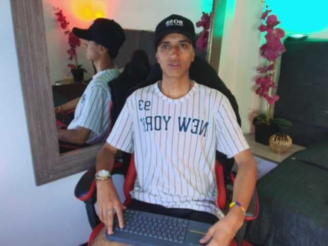 AlanColthon live cam