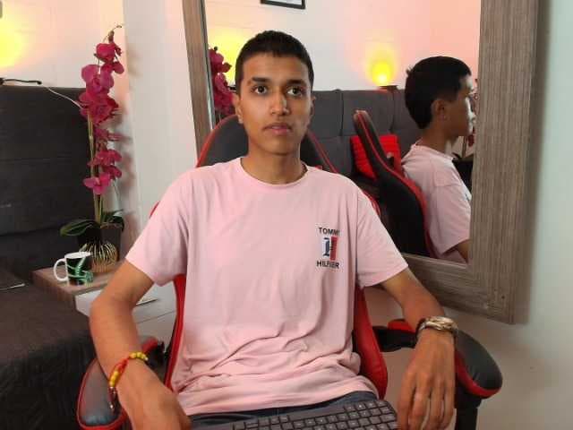 AlanColthon live cam