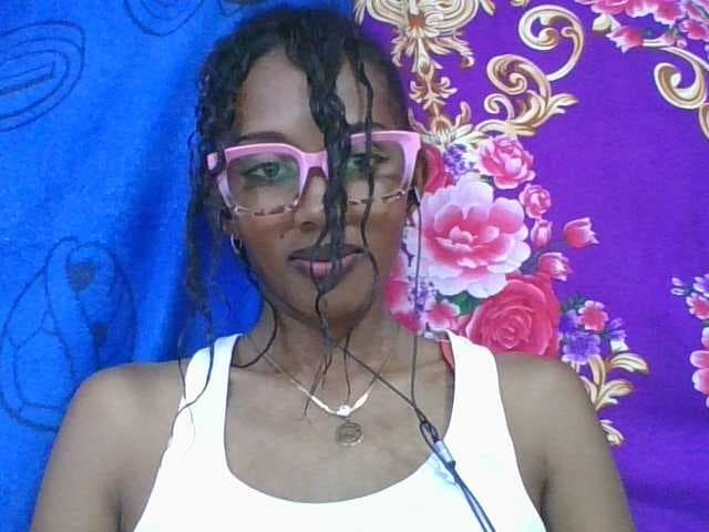 ninie1a live cam on BongaCams