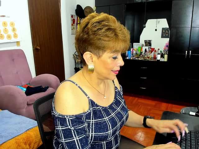 AngelinaStone65 live cam